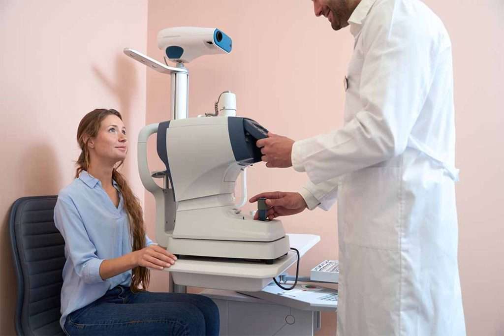 woman getting a consult from an ophthalmologist on lasik retreatment